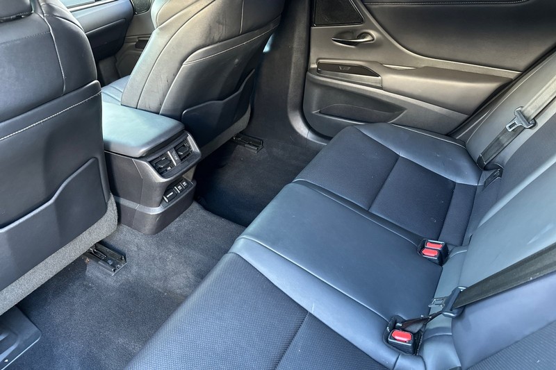 Lexus ES Vehicle Full-screen Gallery Image 14