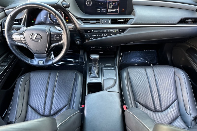 Lexus ES Vehicle Full-screen Gallery Image 15