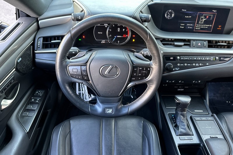 Lexus ES Vehicle Full-screen Gallery Image 16