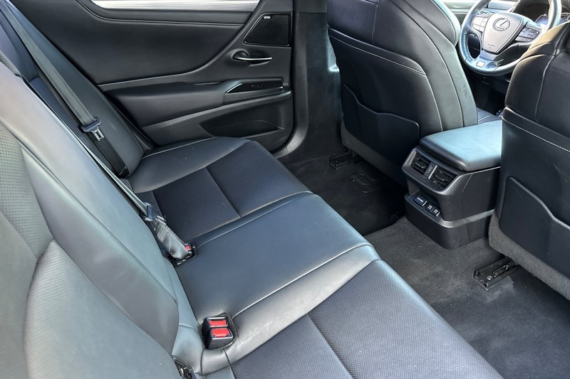 Lexus ES Vehicle Full-screen Gallery Image 17