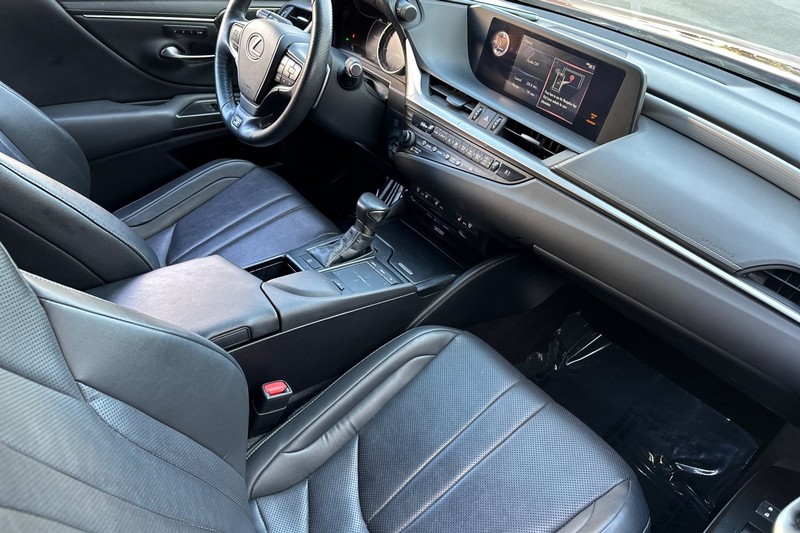 Lexus ES Vehicle Full-screen Gallery Image 18