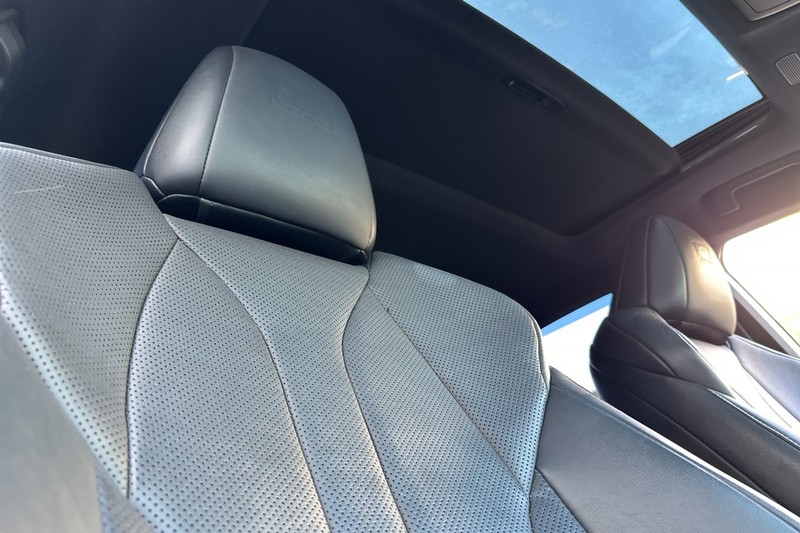 Lexus ES Vehicle Full-screen Gallery Image 19
