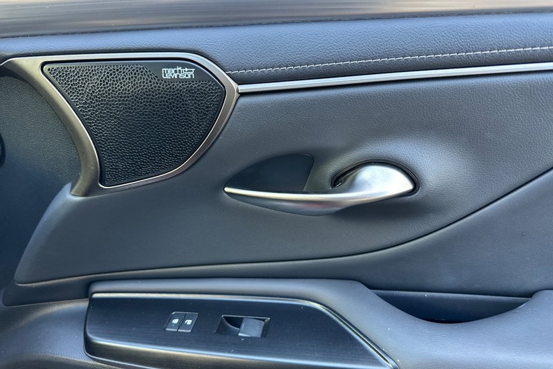 Lexus ES Vehicle Full-screen Gallery Image 20