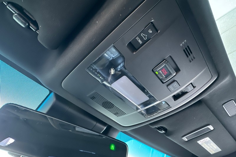 Lexus ES Vehicle Full-screen Gallery Image 23