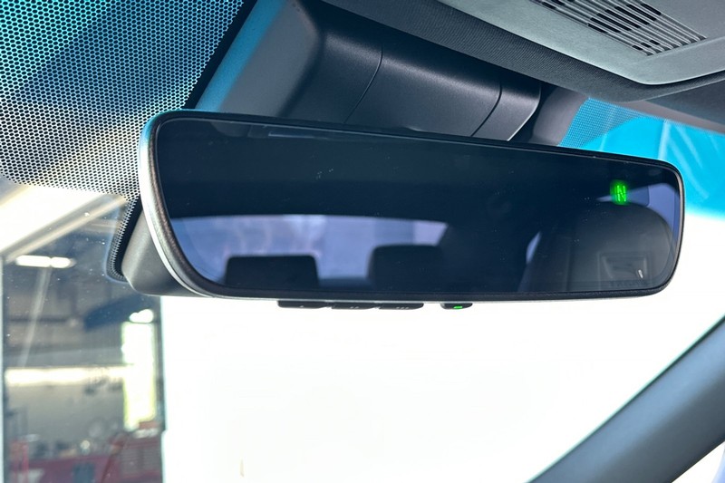Lexus ES Vehicle Full-screen Gallery Image 24