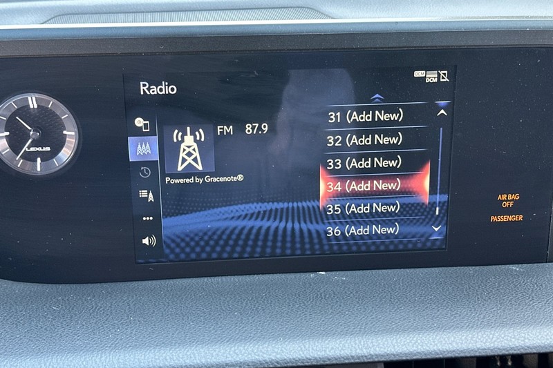 Lexus ES Vehicle Full-screen Gallery Image 25
