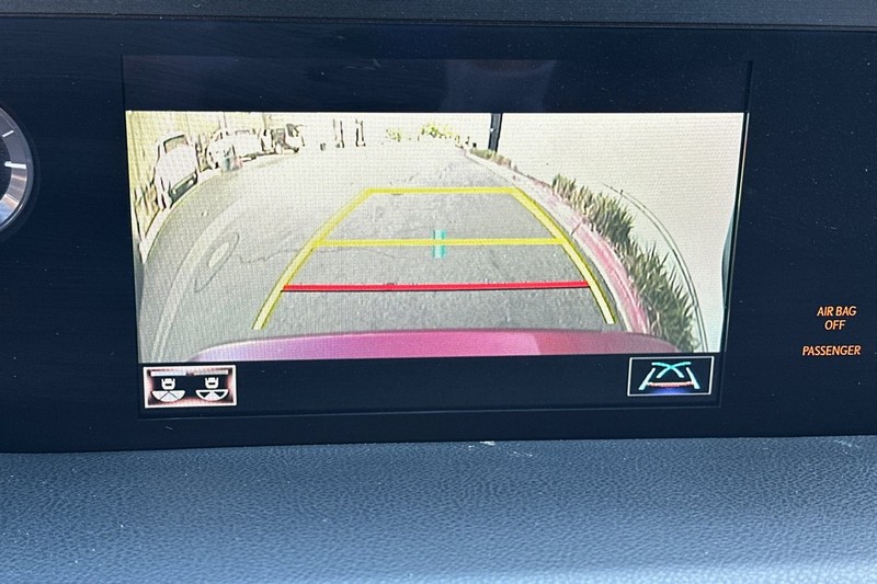 Lexus ES Vehicle Full-screen Gallery Image 26
