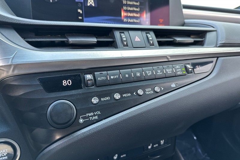 Lexus ES Vehicle Full-screen Gallery Image 27