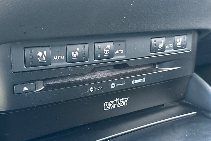 Lexus ES Vehicle Full-screen Gallery Image 28