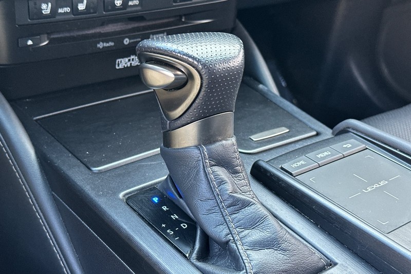Lexus ES Vehicle Full-screen Gallery Image 30