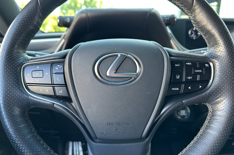 Lexus ES Vehicle Full-screen Gallery Image 32