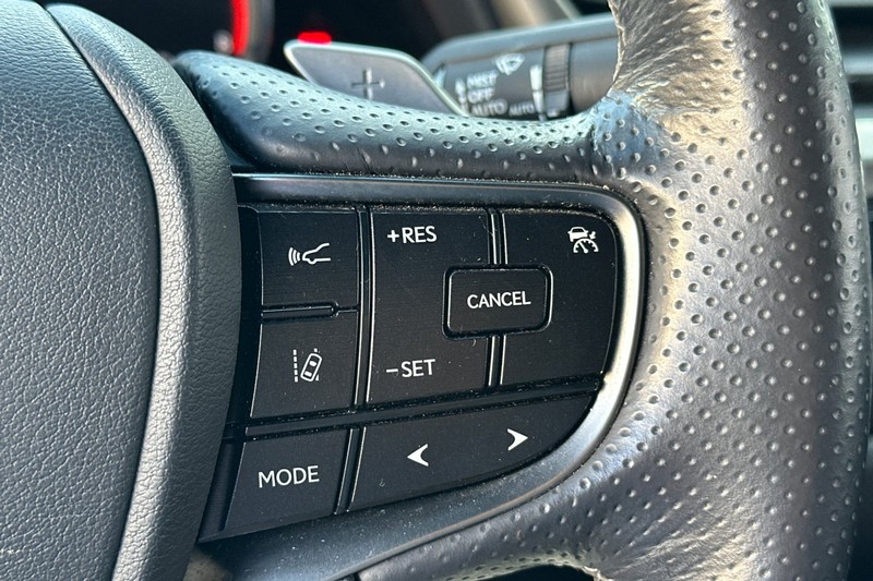 Lexus ES Vehicle Full-screen Gallery Image 35