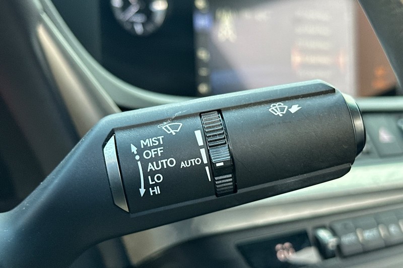 Lexus ES Vehicle Full-screen Gallery Image 36