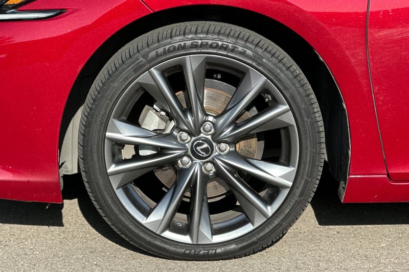 Lexus ES Vehicle Full-screen Gallery Image 43