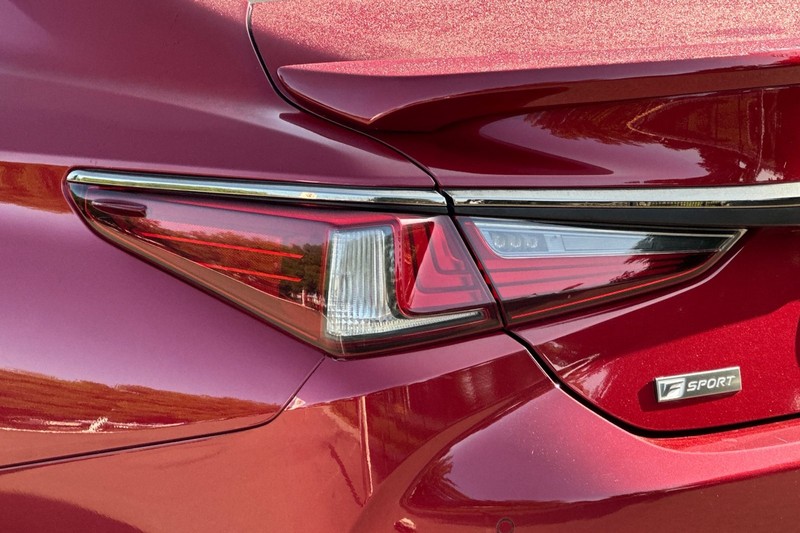 Lexus ES Vehicle Full-screen Gallery Image 46