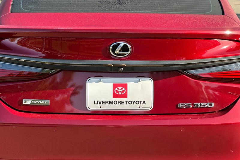 Lexus ES Vehicle Full-screen Gallery Image 47