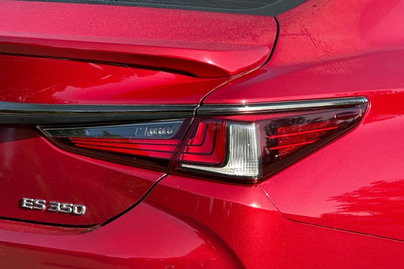 Lexus ES Vehicle Full-screen Gallery Image 48