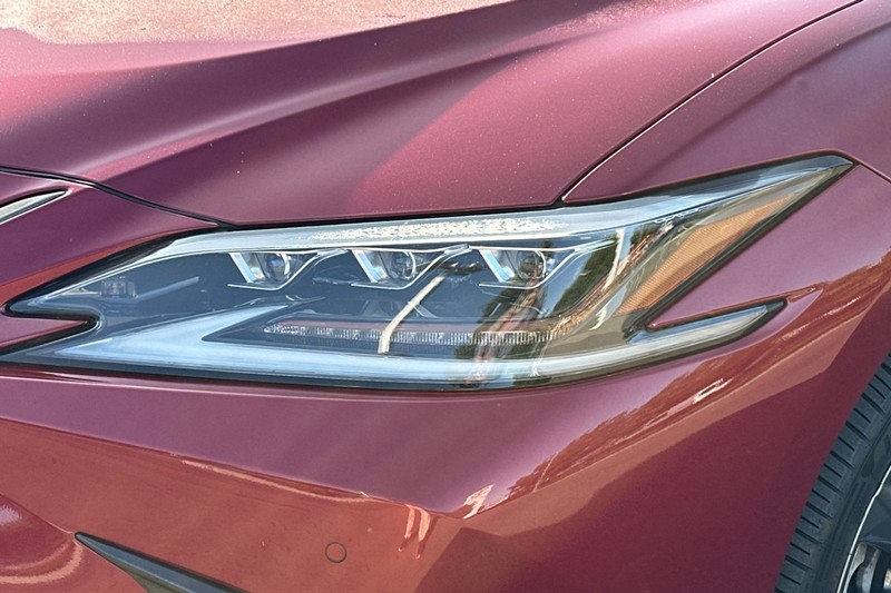 Lexus ES Vehicle Full-screen Gallery Image 50