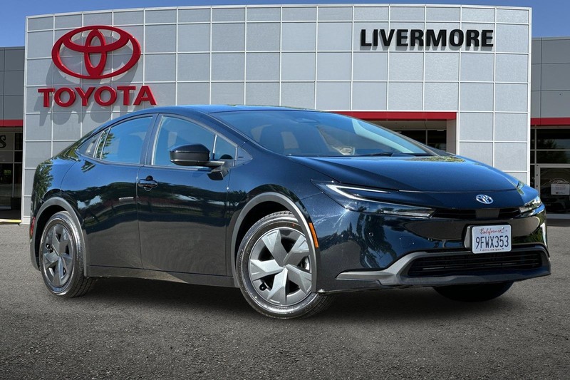 Toyota Prius Vehicle Full-screen Gallery Image 02