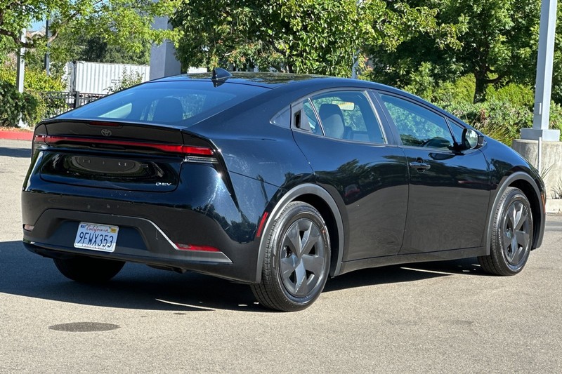Toyota Prius Vehicle Full-screen Gallery Image 04