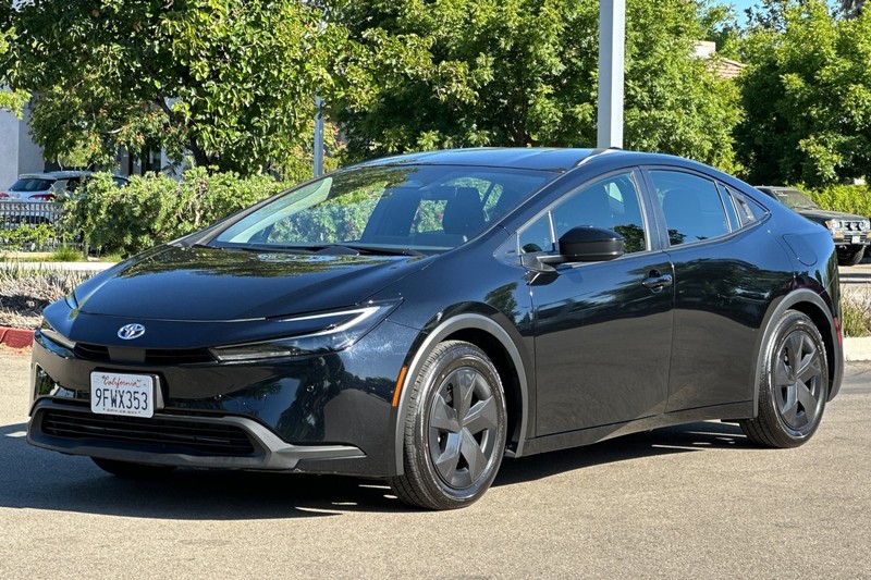 Toyota Prius Vehicle Full-screen Gallery Image 08
