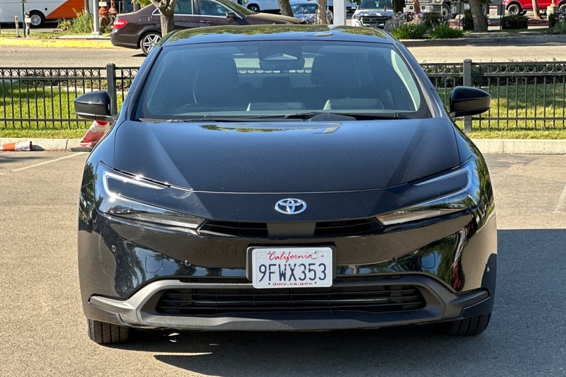 Toyota Prius Vehicle Full-screen Gallery Image 09