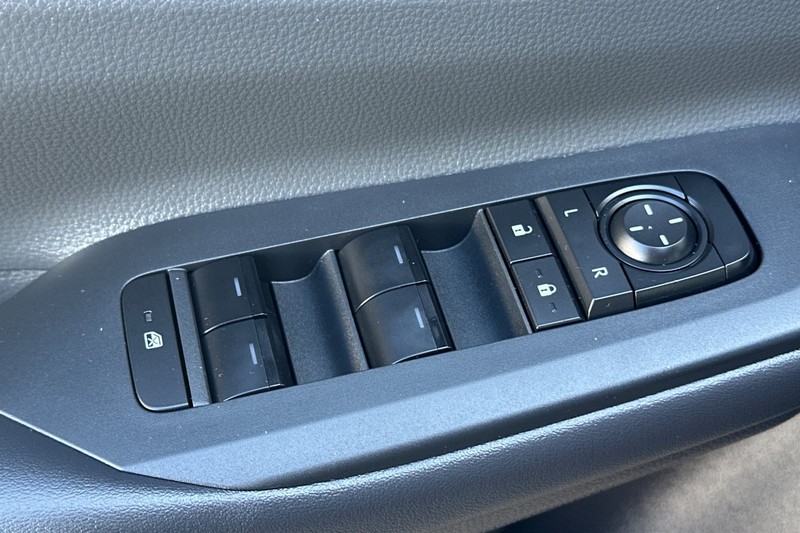 Toyota Prius Vehicle Full-screen Gallery Image 12