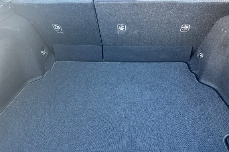 Toyota Prius Vehicle Full-screen Gallery Image 17