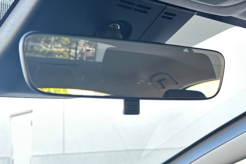 Toyota Prius Vehicle Full-screen Gallery Image 25