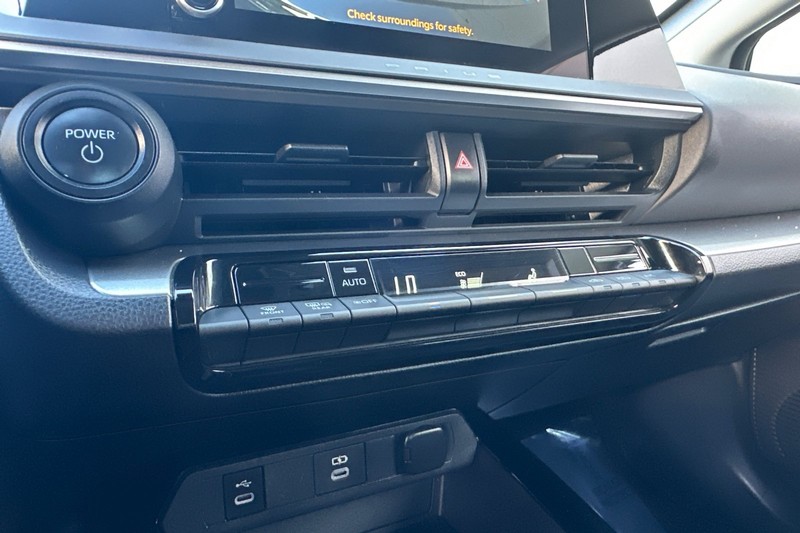 Toyota Prius Vehicle Full-screen Gallery Image 28