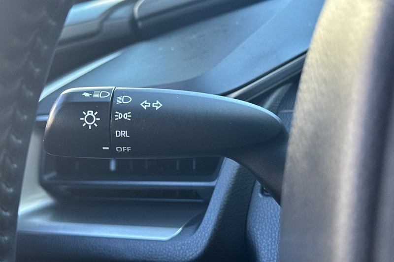 Toyota Prius Vehicle Full-screen Gallery Image 34