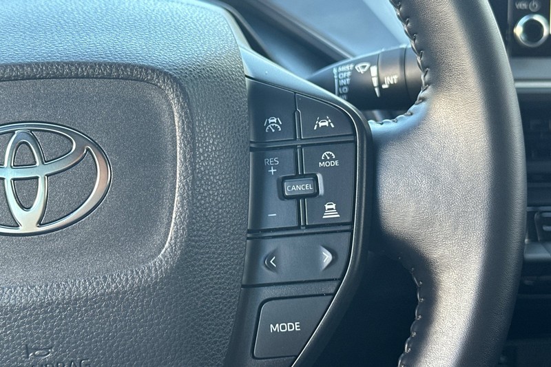 Toyota Prius Vehicle Full-screen Gallery Image 35
