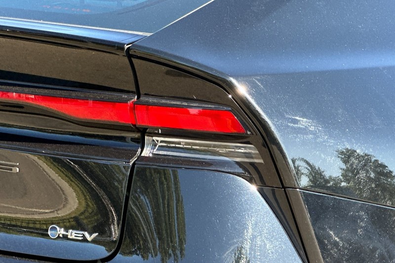 Toyota Prius Vehicle Full-screen Gallery Image 45