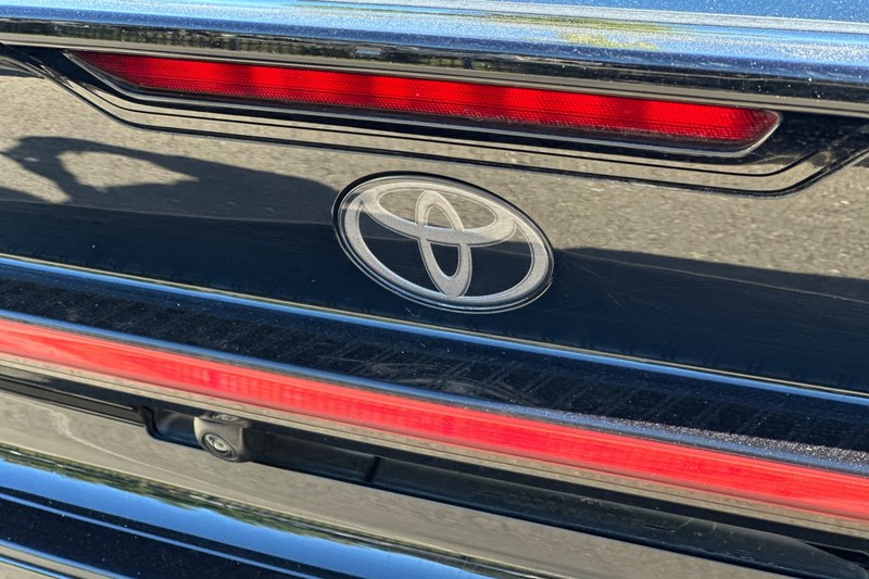 Toyota Prius Vehicle Full-screen Gallery Image 46