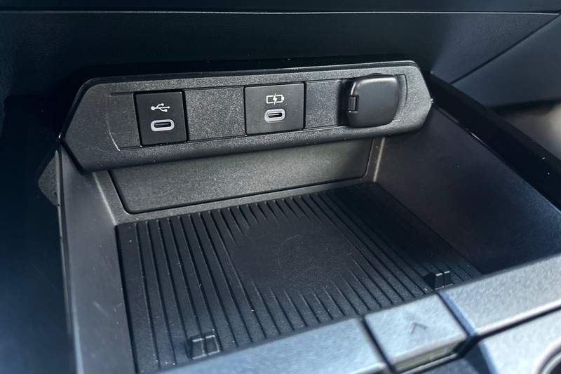 Toyota Prius Vehicle Full-screen Gallery Image 50
