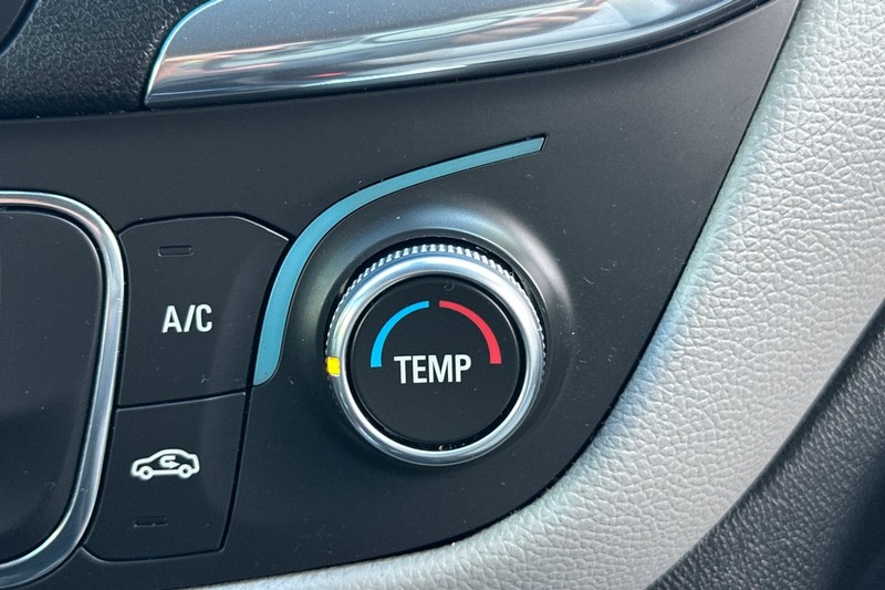 Chevrolet Equinox Vehicle Full-screen Gallery Image 30