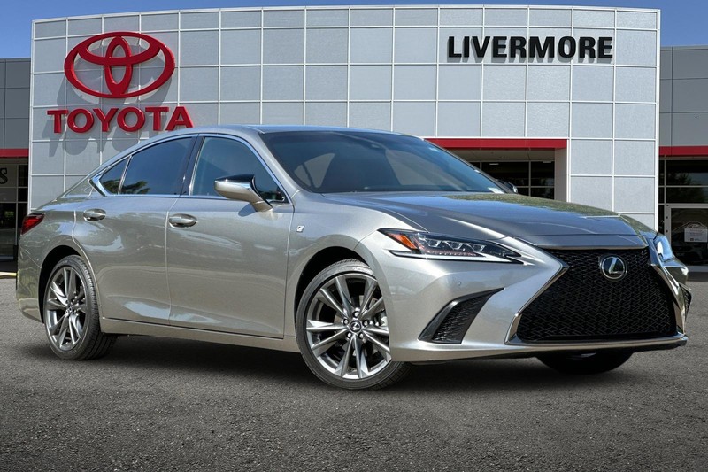 Lexus ES Vehicle Full-screen Gallery Image 02
