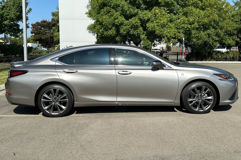 Lexus ES Vehicle Full-screen Gallery Image 03