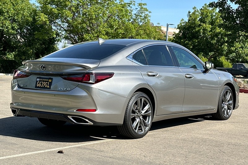 Lexus ES Vehicle Full-screen Gallery Image 04