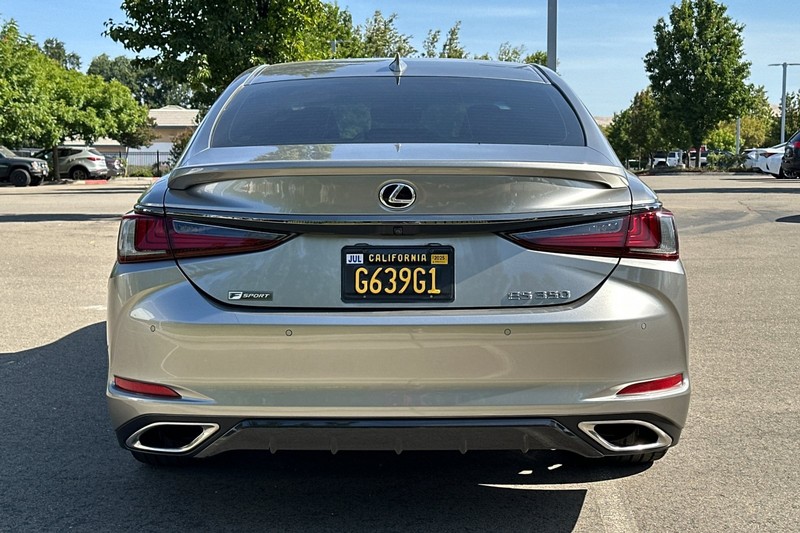 Lexus ES Vehicle Full-screen Gallery Image 05