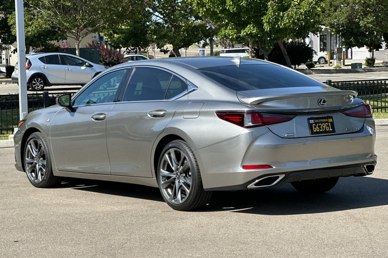 Lexus ES Vehicle Full-screen Gallery Image 06