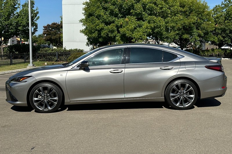 Lexus ES Vehicle Full-screen Gallery Image 07