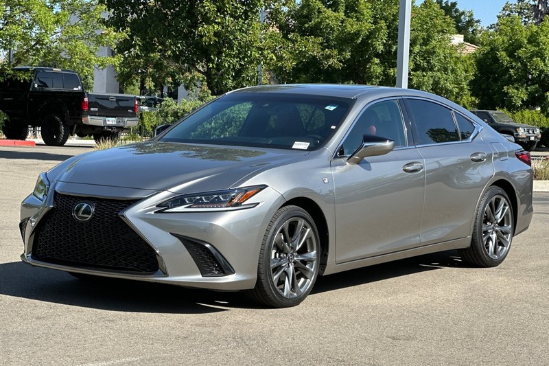 Lexus ES Vehicle Full-screen Gallery Image 08