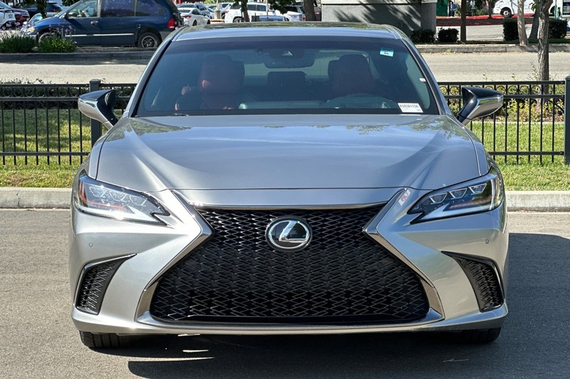 Lexus ES Vehicle Full-screen Gallery Image 09