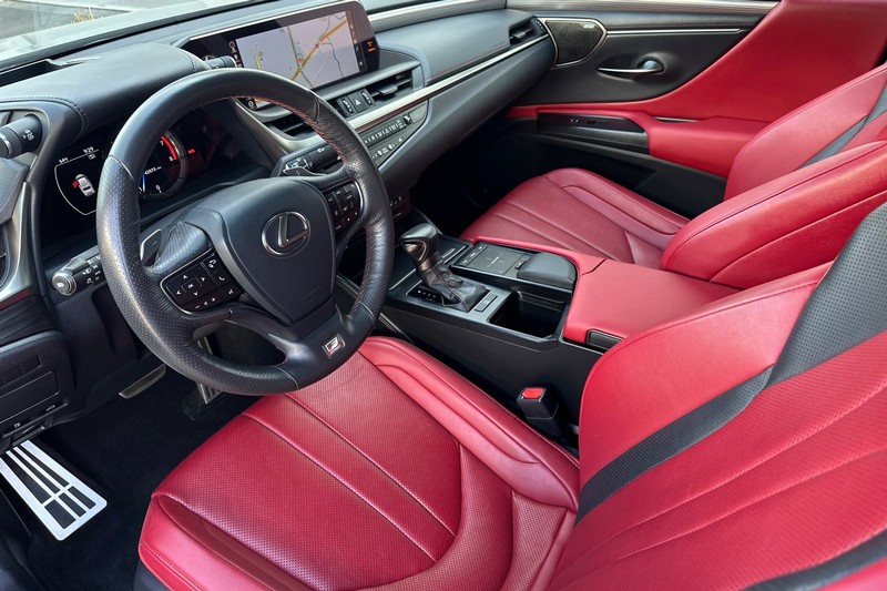 Lexus ES Vehicle Full-screen Gallery Image 10