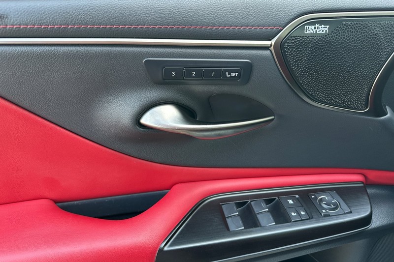 Lexus ES Vehicle Full-screen Gallery Image 11