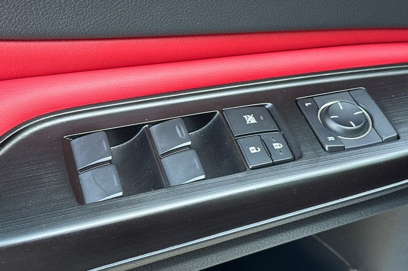 Lexus ES Vehicle Full-screen Gallery Image 12