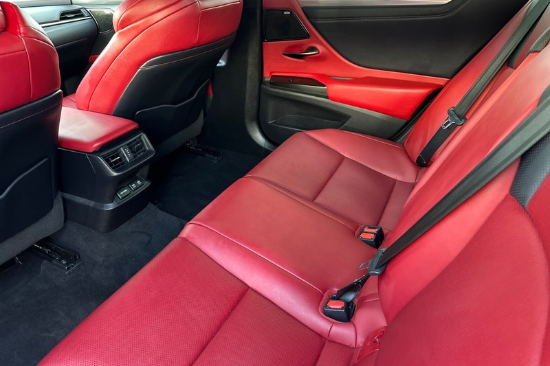 Lexus ES Vehicle Full-screen Gallery Image 14