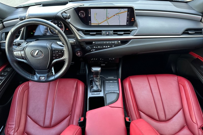 Lexus ES Vehicle Full-screen Gallery Image 15