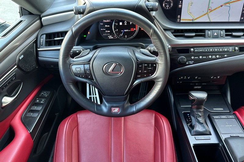 Lexus ES Vehicle Full-screen Gallery Image 16